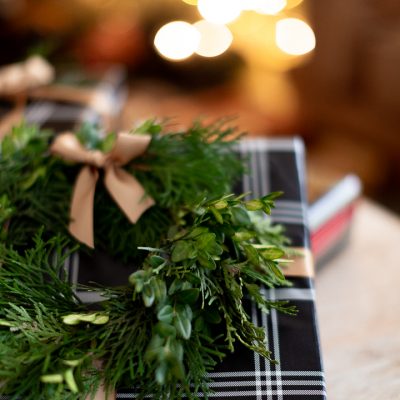 Small natural wreath gift topper